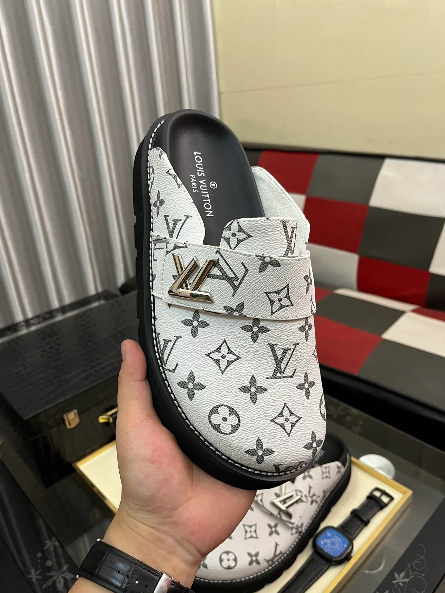Men's men's shoes 💰420⌚️⌚️lv new Baotou half-slippers winterbreak comfert flat slippers lv letter and monogram floral embellished leather pattern, with sheepskin lining, suitable for indoor and outdoor wear. The water table is made of high-density foam material, which is light and comfortable. The sole has a certain thickness and the anti-aging effect is also good! Premium size: 38-444️⃣Colors available